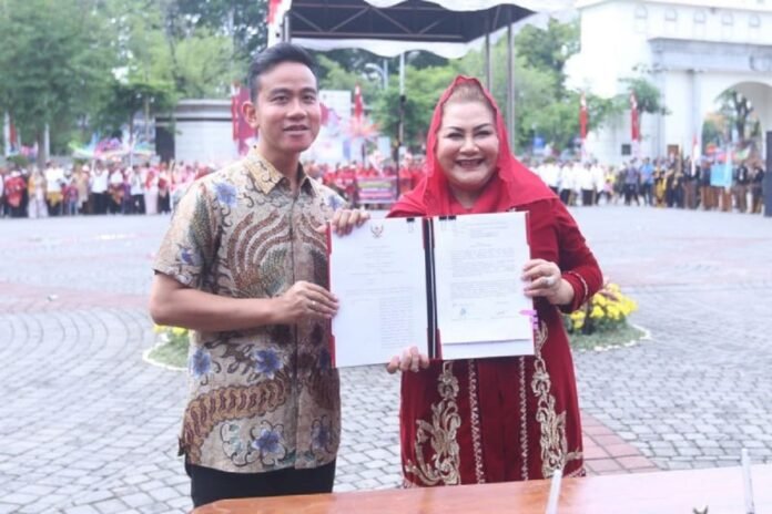 FOTO 23 Maret_wali-kota-semarang-hevearita-gunaryanti-kanan-dan-wali-kota-