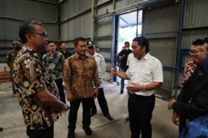 Pj Gubernur Banten Al Muktabar Tinjau Gudang Bulog Sub Divre Serang