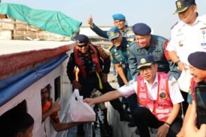 Perketat Pengawasan Keselamatan Pelayaran Pada 19 kapal dan 3.030 Penumpang di Pelabuhan Kali Adem