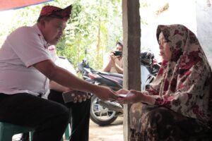 Plt. Wali Kota Bekasi Berikan Bantuan Pemilik Rumah Tidak Layak Huni