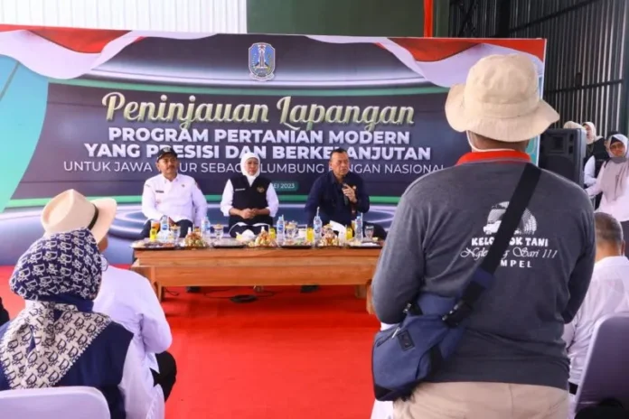 FOTO 14 Mei_Gubernur Jatim Khofifah Indar Parawansa mendampingi tim penilai penghargaan Satyalencana Wira Karya Bidang Pembangunan Pertanian melakukan verifikasi lapangan