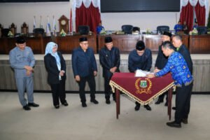 Pemprov Banten Sampaikan Pendapat Raperda Pajak dan Retribusi Daerah