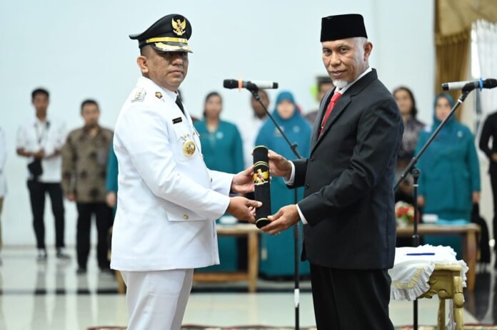 FOTO 25 Mei_GM Gubernur Sumatera Barat Mahyeldi Ansharullah melantik Fernando Jongguran Simanjuntak sebagai Penjabat (Pj) Bupati Kepulauan Mentawai di Auditorium Gubernuran Sumbar, Rabu (2352023).