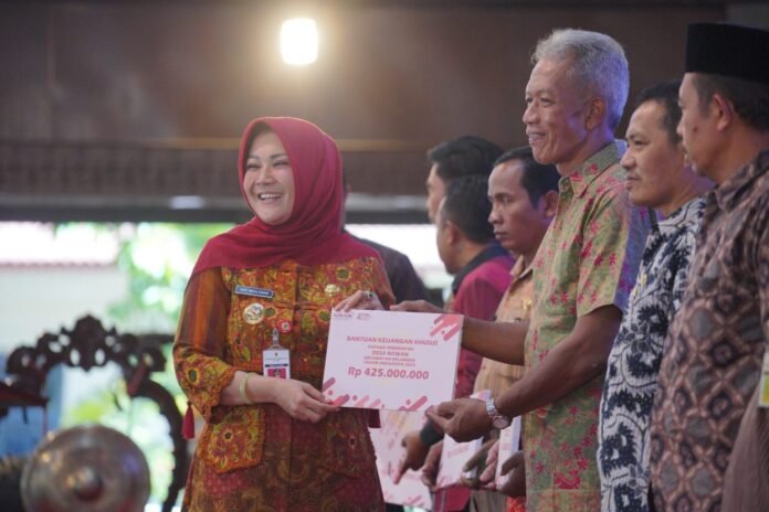 FOTO 27 Mei_Bupati Klaten, Sri Mulyani serahkan bantuan desa