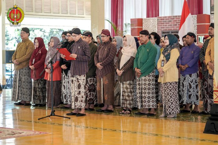 FOTO 28 Juni_Saat pelantikan dan pengambilan sumpah Jabatan Pimpinan Tinggi Pratama, Administrator dan Pengawas di lingkungan Pemerintah Provinsi DIY pada Selasa (2762023).