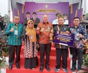 Gubernur Sumbar Mahyeldi Terima Lencana Satya Utama Inovasi Desa
