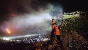 Sebagian Warga Kota Cirebon Mengungsi Karena Asap Tebal Kebakaran TPA Kopi Luhur