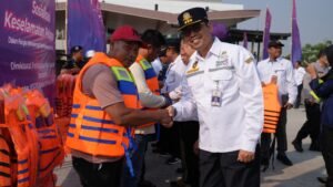 Pembagian Life Jacket ke Penumpang dan Awak Kapal Tingkatkan Kesadaran Keselamatan Pelayaran