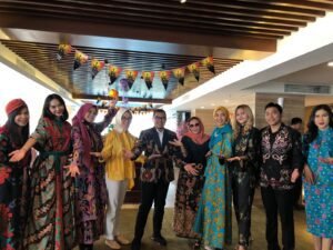 Pagelaran Batik Fashion Lunch Swiss-Belhotel Serpong Gandeng UMKM dan Dekranasda Kota Tangsel