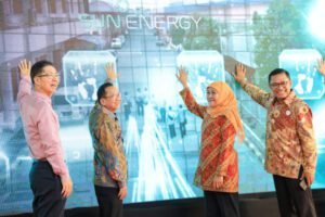 Gubenur Jatim Resmikan PLTS Atap 9,8 MWp di Pabrik Kertas Tjiwi Kimia