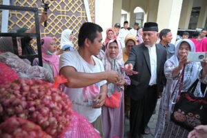 Gubernur Mahyeldi Tanggapi Keluhan Petani Bawang Merah di Sumbar