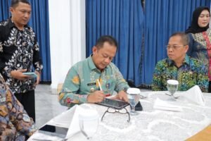 Tandatangan Komitmen Implementasi KKI oleh Pj. Walkot Bekasi untuk Pemda se-Jabar