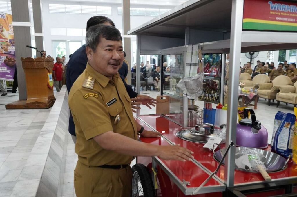 Bupati Garut Apresiasi Praktikum Komunitas dan Bantuan Gerobak Warmindo dari Poltekesos Bandung