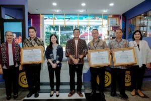 Kemenparekraf Serahkan Sertifikat Akreditasi Pelatihan Teknis Parekraf Kategori A kepada Tiga Poltekpar