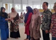 Penyerahkan Insentif Tim Pendamping Keluarga Kabupaten Padang Pariaman