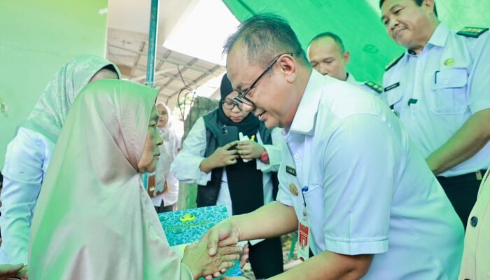 Bantuan Rutihalu Diserahkan Penjabat Wali Kota Bekasi