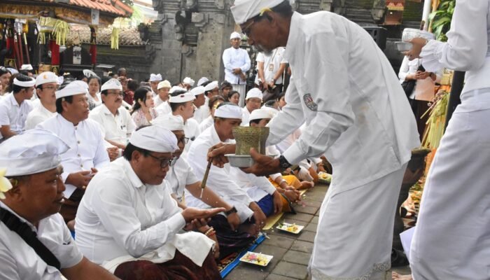 Sekda Kota Denpasar Hadiri Pujawali di Pura Swagina Taman Sari