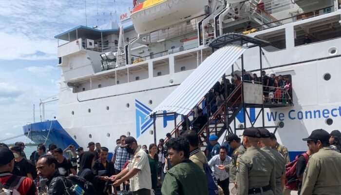 Disdukcapil Kota Denpasar Gelar Pendataan Penduduk Kepada Penumpang Kapal di Pelabuhan Benoa
