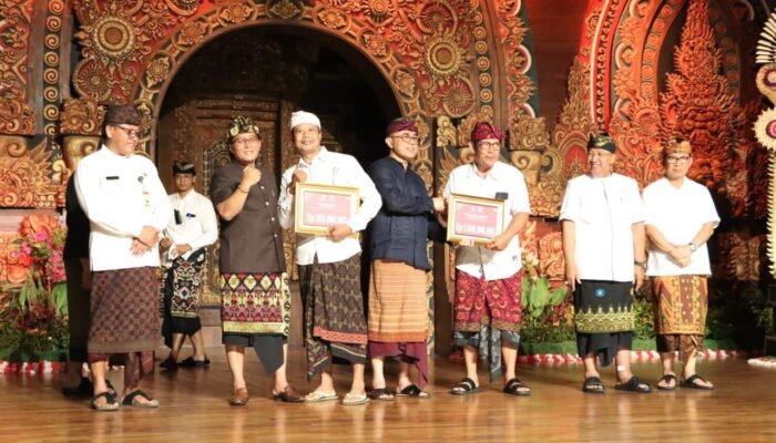 Bupati Badung Serahkan Hibah Rp50 Miliar Lebih di Kota Denpasar