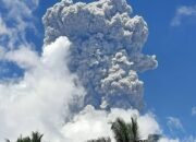 Gunungapi Ibu Kembali Erupsi dengan Tinggi Kolom Abu Capai 7.000 Meter