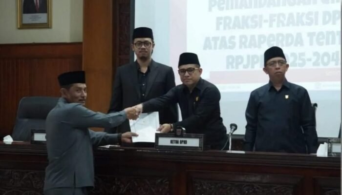Wako Bukittinggi Jawab Pemandangan Umum Ranperda RPJPD 2025-2045