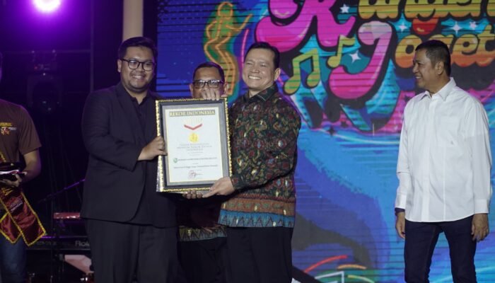 Pemprov Sumsel Terima Piagam Penghargaan Museum Rekor Dunia Minum Kopi di Pinggir Sungai Serentak Peserta Terbanyak