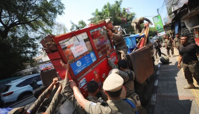 Satpol PP Kota Bandung Tertibkan PKL dan Bangli