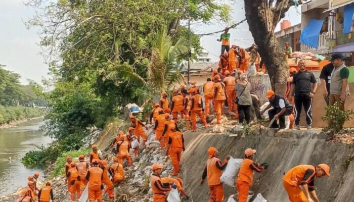 Pemkot Jakpus Angkut Empat Ton Sampah di Bantaran Kali Ciliwung