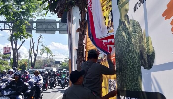 Satpol PP Denpasar Kembali Tertibkan Baliho dan Spanduk di Fasilitas Umum