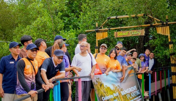 Peringati World Environment Education Day 2025 dengan Harris Hotels Jakarta – Bekasi Tanam Mangrove di Muara Gembong