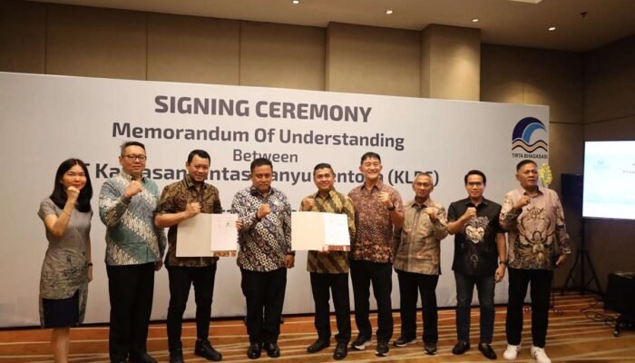 Perumda Tirta Bhagasasi dan PT KLBS Tandatangani MoU Penyediaan Air Bersih