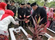 Peringati HUT Ke-28 Kota Bekasi dengan Ziarah dan Tabur Bunga di TMP Bulak Kapal