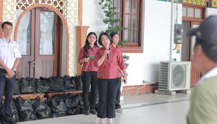 Berbagi Kebahagiaan Hotel Ciputra Semarang di Stasiun Tawang