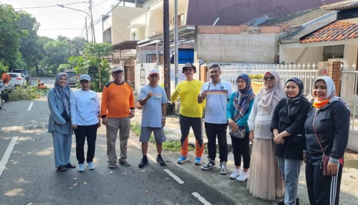 Kegiatan Gotong Royong Warga Dipimpin Langsung Lurah Pulo Gadung
