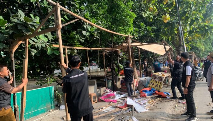 Kecamatan Bekasi Selatan dan Satpol PP Tertibkan PKL yang Menyalahi Aturan