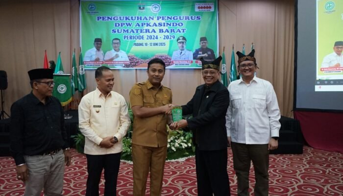 Komitmen Pemprov Sumbar Bela Petani Sawit