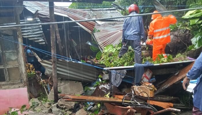 Tanah Longsor Terjang Permukiman Warga di Kota Ambon