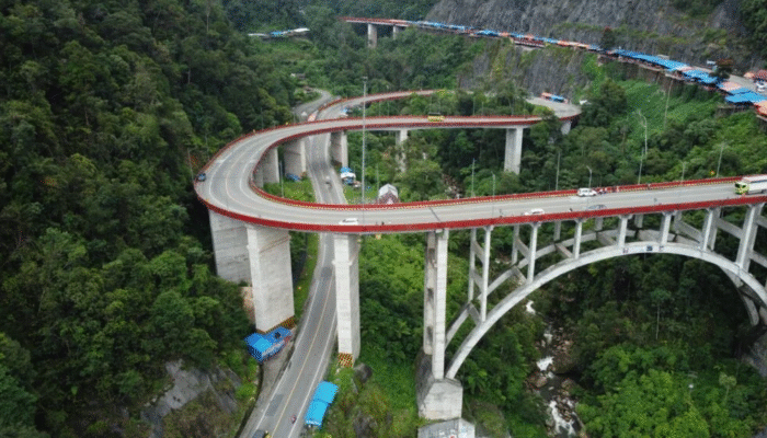 Gubernur Sumbar Tertibkan Pedagang di Atas Jembatan Kelok 9