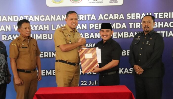 Pemkab Bekasi Serahkan Dua Aset Wilayah Layanan Perumda Tirta Bhagasasi