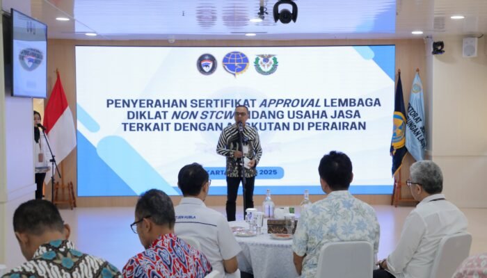 Dorong Mutu SDM Maritim, Kemenhub Serahkan Sertifikat Approval Lembaga Diklat Non-STCW Bidang Usaha Jasa Terkait Angkutan Perairan