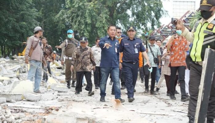 Pemkab Karawang Bersama PT KAI Tertibkan Kawasan Taman Ade Irma