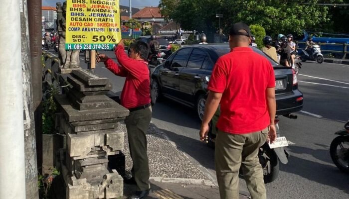 Satpol PP Denpasar Tertibkan Alat Peraga Promosi pada Fasum