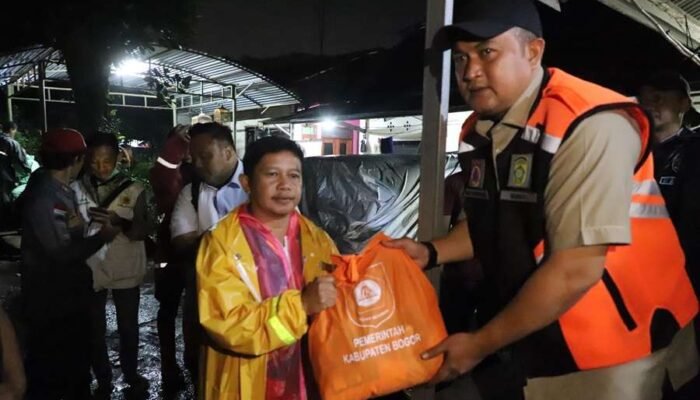 Bupati Bogor Evakuasi dan Penuhi Kebutuhan Logistik Masyarakat Terdampak Bencana