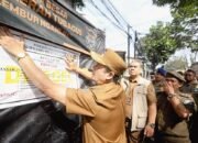 Pemkot Bandung Segel Bangunan Langgar Aturan