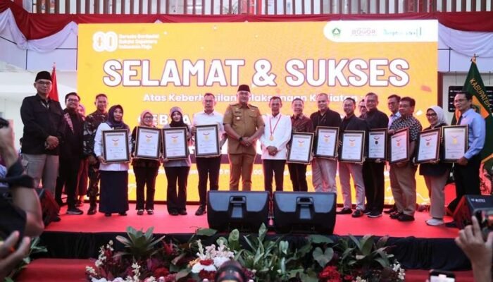 Pemkab Bogor Raih Rekor MURI Pelayanan 80 Jam Nonstop
