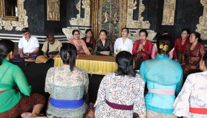 Pelatihan Buat Banten Otonan di Banjar Tembau Tengah