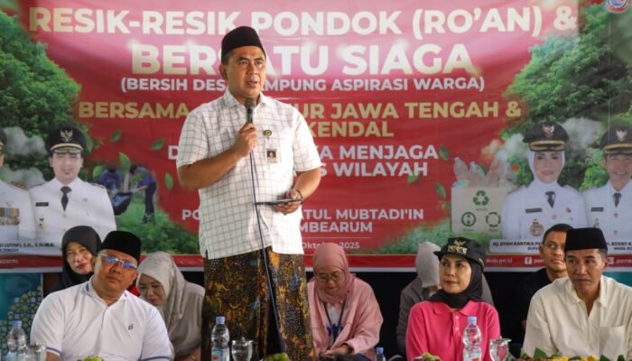 Wagub Jateng Bersih – Bersih di Pesantren Jelang Hari Santri 2025