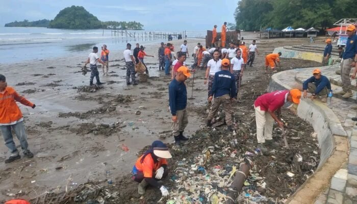 Kolaborasi Lintas Sektoral Bersihkan Pantai Air Manis Padang