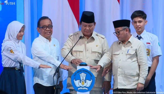 Sebanyak 215.572 Smartboard untuk Pembelajaran Digital Sekolah di Indonesia